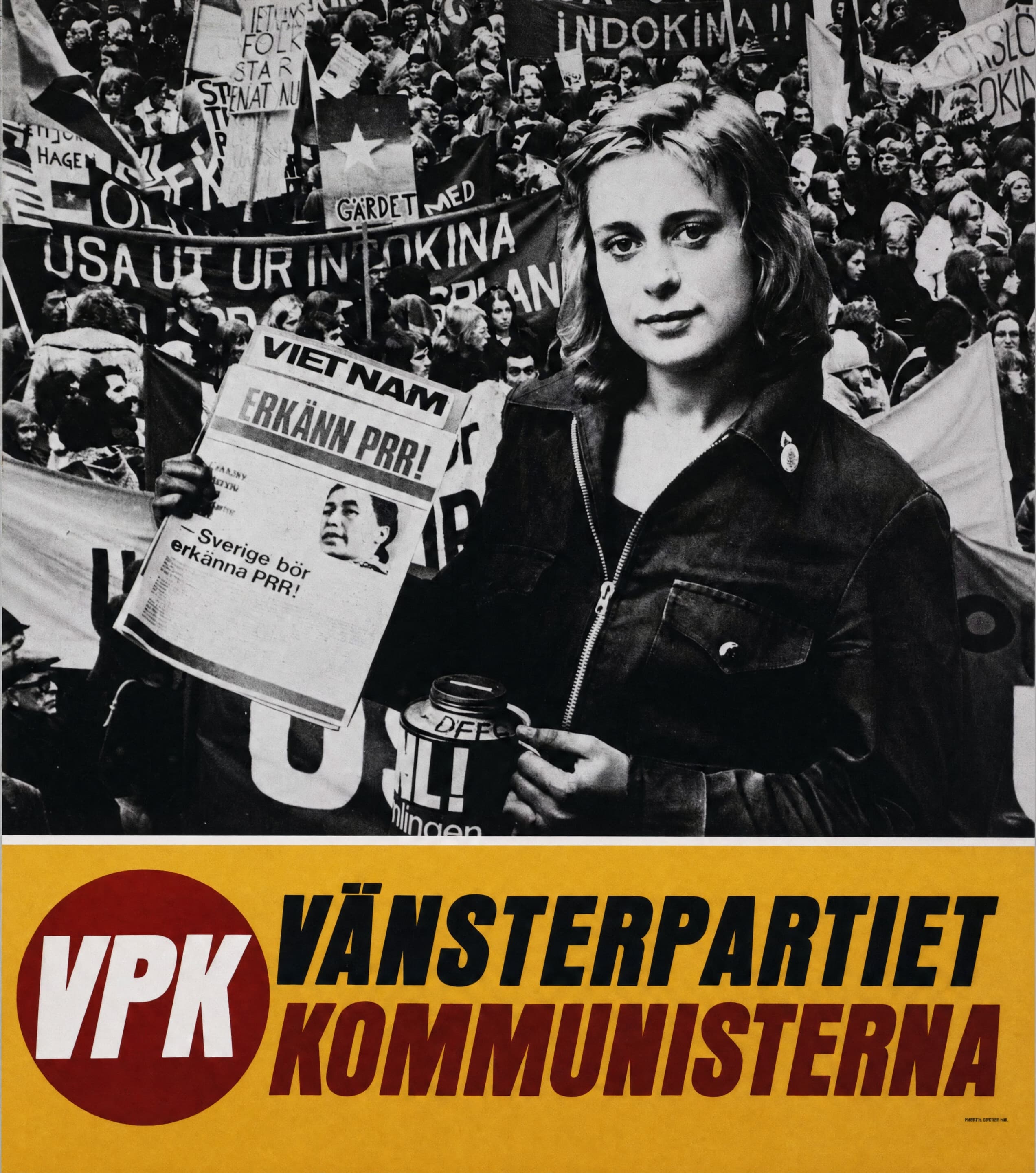 Ung kvinna med Vietnambulletin och insamlingsbössa framför demonstrationståg