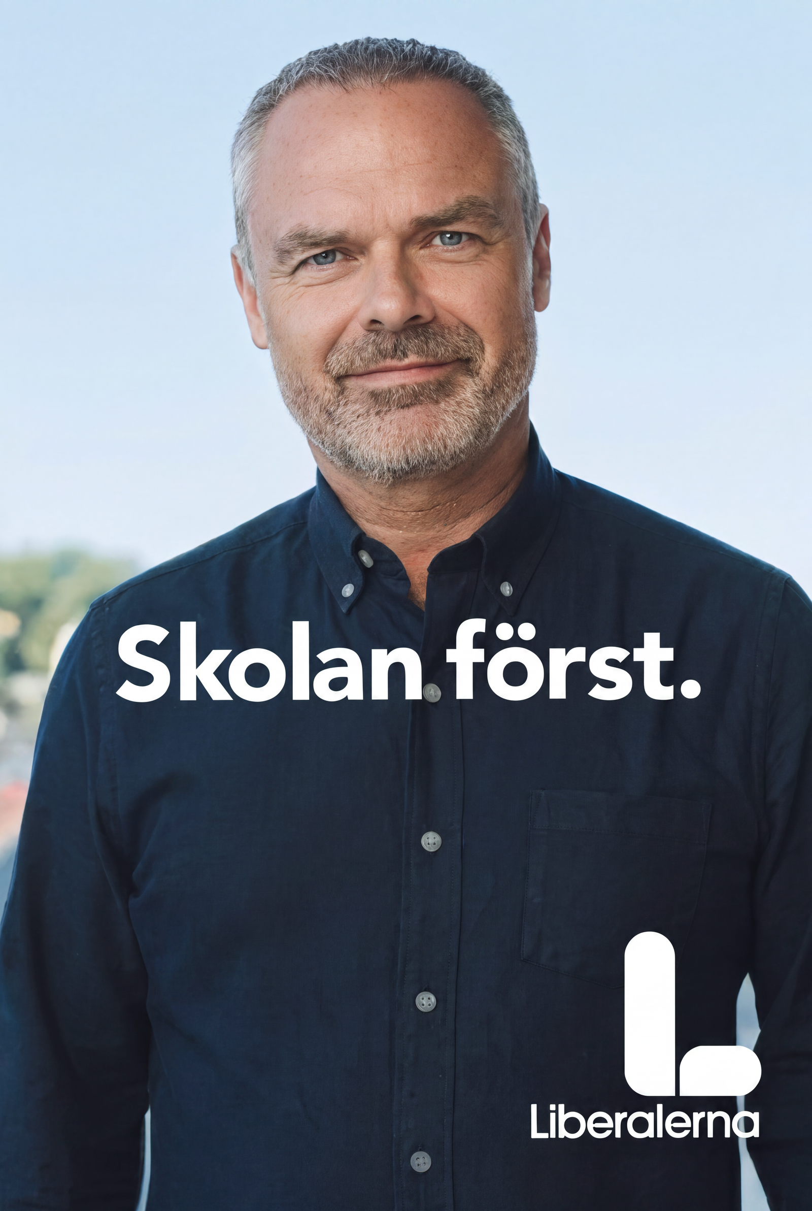 Valaffisch för Liberalerna, 2018. ”Skolan först.”.