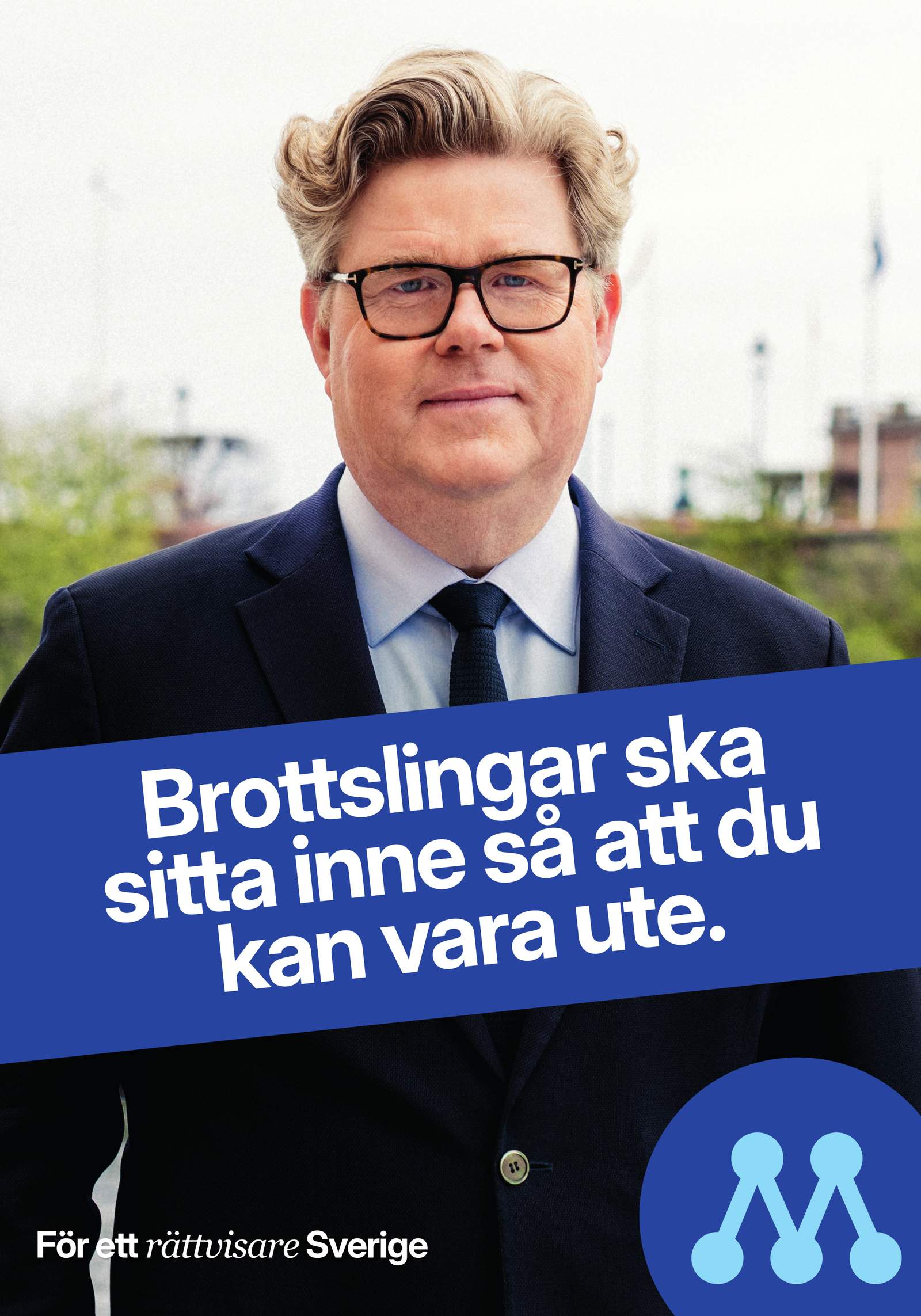 Valaffisch för Moderaterna, 2026. ”Brottslingar ska sitta inne så att du kan vara ute.”.