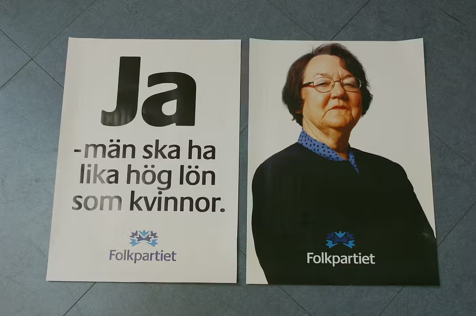 Valaffisch för Folkpartiet, 2002. ”Ja – män ska ha lika hög lön som kvinnor.”.